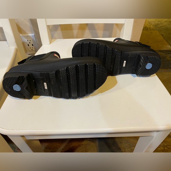 Authentic Hunter womens Chelsea boot. Worn once. Black rubber size 38. - Picture 3 of 8